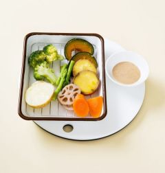 4. 참깨 소스와 소금을 곁들인다.