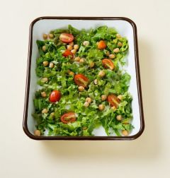 3. 그릇에 상추를 담고 방울토마토와 병아리콩을 뿌리듯 담는다.