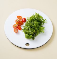 2. 상추는 씻어 굵게 채 썰고 방울토마토는 4등분한다.