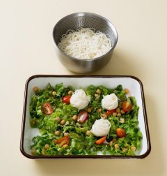 4. 소면은 먹기 좋은 양만큼 잡고 돌돌 말아 얹고 견과류와 참깨 드레싱을 뿌린다.
(Tip 홈메이드 오리엔탈 드레싱은  올리브오일에 간장, 식초, 설탕을 넣고 기호에 따라 다진마늘이나 깨소금을 넣어 잘 저어서 만든다.)