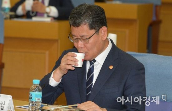 김연철 통일부 장관이 지난 5월 12일 국회에서 열린 '한반도 평화번영포럼'에 참석, 포럼 시작에 앞서 자료를 보며 물을 마시고 있다./윤동주 기자 doso7@