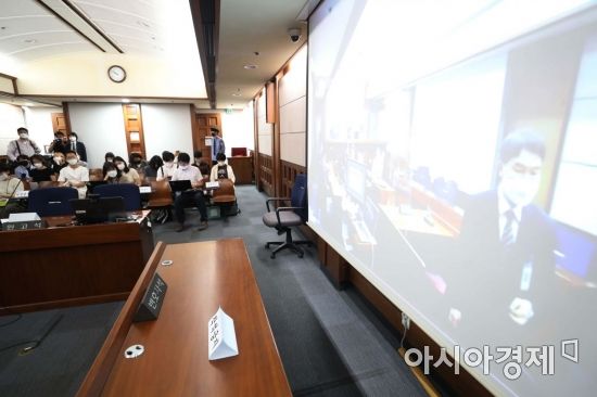 세계 최대 아동 성착취물 사이트 '웰컴투비디오'의 운영자 손정우 씨의 미국 송환 여부를 결정하는 범죄인 인도심사 두 번째 심문기일이 16일 서울 서초구 서울고등법원에서 열렸다. 중계 법정 안에서 취재진이 재판 시작을 기다리고 있다. /문호남 기자 munonam@