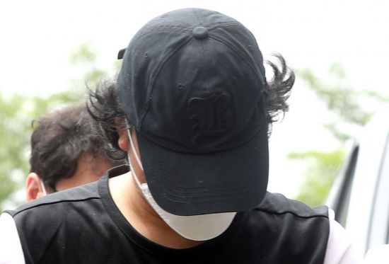 창녕 아동학대 계부가 지난 13일 오전 경남 창녕경찰서 별관 조사실로 이동하는 모습 [이미지출처=연합뉴스]