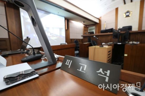 세계 최대 아동 성착취물 사이트 '웰컴투비디오'의 운영자 손정우 씨의 미국 송환 여부를 결정하는 범죄인 인도심사 두 번째 심문기일이 16일 서울 서초구 서울고등법원에서 열렸다. 중계 법정 안에서 취재진이 재판 시작을 기다리고 있다. /문호남 기자 munonam@