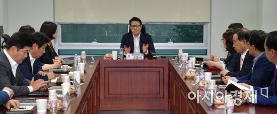 17일 국회에서 열린 미래통합당 초선 의원 공부모임인 '명불허전'에 참석한 정병국 전 의원이 강의를 하고 있다./윤동주 기자 doso7@