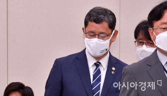 김연철 통일부 장관이 16일 국회 외통위 전체회의에 출석하고 있다. 북한 김연철 장관이 국회에서 업무보고를 하는 도중 개성공단 지역에서 폭음과 연기가 관측됐다./윤동주 기자 doso7@