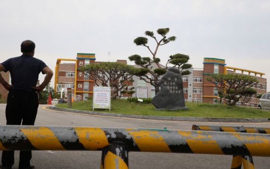 17일 전북 전주여고 3학년 학생이 이날 오전 신종 코로나바이러스 감염증 확진 판정을 받으면서 학교 교문이 외부인에게 폐쇄됐다/사진=연합뉴스