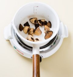 2. 냄비에 들기름을 넣고 표고버섯을 넣어 중간 불에 1분 정도 볶다가 양송이버섯을 넣어 1분 정도 볶는다. 물 1컵을 넣어 끓인다.