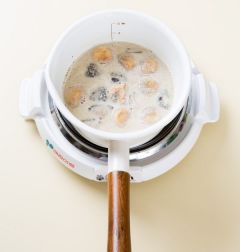 3. 국물이 끓으면 들깨가루를 넣어 2분정도 끓인다.