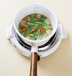 4. 국물이 한소끔 끓으면 부추, 풋고추, 홍고추를 넣어 1분 정도 살짝 끓여 소금과 후춧가루로 간을 한다.