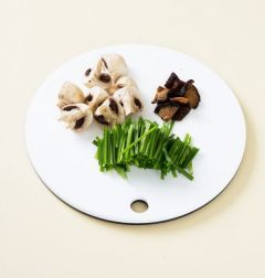 1. 마른 표고버섯은 물에 불려 4등분하고 양송이버섯도 4등분한다. 부추는 씻어 먹기 좋게 썰고 풋고추와 홍고추는 송송 썬다.