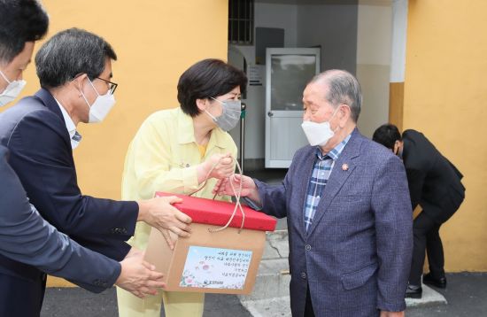 사진은 강은희 대구시교육감이 6월17일 호국 보훈의 달을 맞아 참전 학도의용군들을 방문, '호국 보훈 감사 꾸러미'를 전달하고 있는 모습.