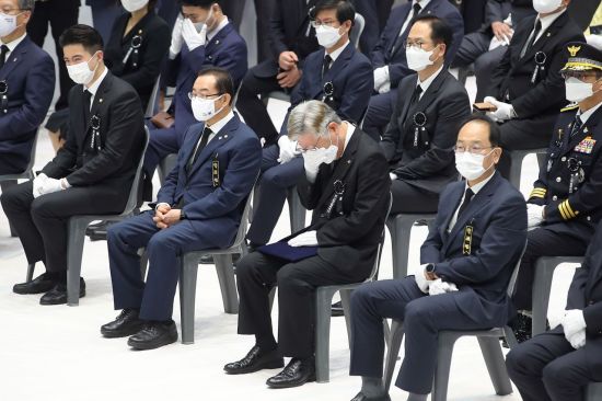 20일 이천 서희 청소년문화센터에서 열린 합동 영결식에 참석한 이재명 경기도지사(맨앞쪽 오른쪽 두번째)가 추도식 도중 눈물을 닦고 있다.