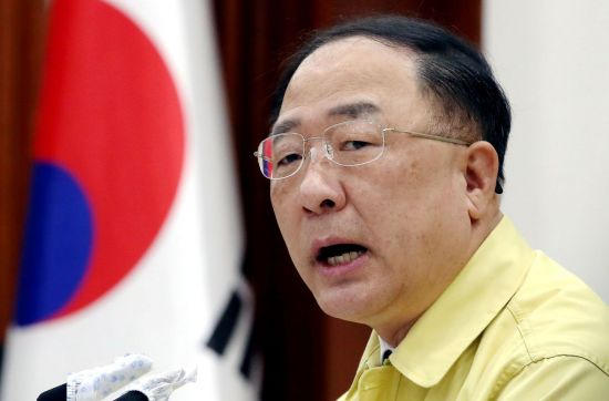 홍남기 경제부총리 겸 기획재정부 장관이 19일 서울 종로구 정부서울청사에서 열린 제7차 비상경제 중앙대책본부 회의에서 발언하고 있다. /문호남 기자 munonam@