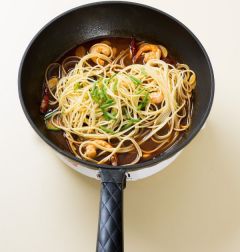 4. 소스가 끓으면 스파게티, 실파, 땅콩을 넣어 버무린다.