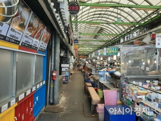 23일 오전 서울 광장시장 먹자골목 한 통로는 한산한 모습이다. /사진=임주형 인턴기자 skepped@asiae.co.kr