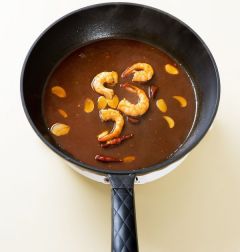 3. 나머지 쿵파오 소스 재료를 모두 넣어 끓인다.