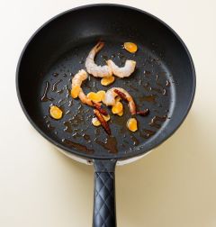 2. 팬에 고추기름을 두르고 마늘과 마른고추를 넣어 타지 않게 1분 정도 볶다가 새우를 넣어 볶는다.
(Tip 껍질새우는 머리를 떼어내고 등쪽에 내장을 이쑤시개로 빼낸후 껍질을 벗기고 사용하세요.)