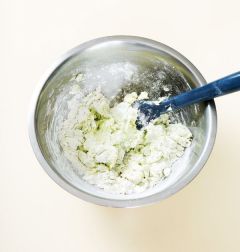 3. ②에 ①과 박력분을 체 쳐 넣고 섞은 다음 물결 모양의 깍지를 끼운 짤주머니에 채워 넣는다.