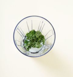 1. 믹서에 우유와 파슬리를 섞어 넣고 간다.