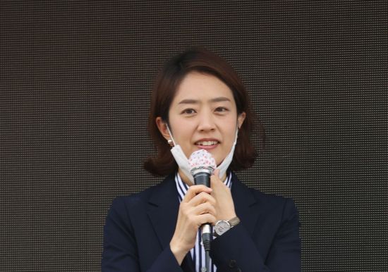 제21대 국회의원 서울 광진을에 당선된 고민정 당선인이 지난4월16일 오후 서울 광진구 노룬산시장 인근에서 당선인사를 하고 있다. [이미지출처=연합뉴스]