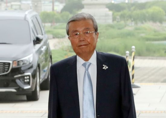 김종인 미래통합당 비상대책위원장이 26일 오전 국회 본청으로 출근하고 있다. [이미지출처=연합뉴스]