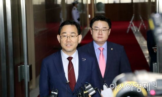 미래통합당 주호영 원내대표가 26일 오후 서울 여의도 국회 의장실에서 박병석 국회의장 주재로 여야 원내대표 회동을 가진 후 나서고 있다. 원구성 협상 관련 진전 상황을 묻는 기자 질문에 주 원내대표는 "계속 논의 중이나 결론에 이르지 못했다. 더 논의하기로 했다."고 답했다./강진형 기자aymsdream@