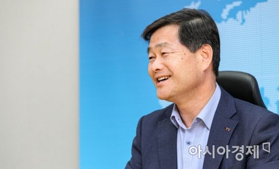 권병윤 한국교통안전공단 이사장이 25일 서울 서초구 한국교통안전공단 회의실에서 인터뷰 하고 있다./강진형 기자aymsdream@