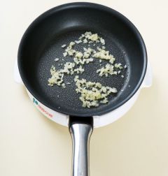 3. 팬에 식용유를 두르고 양파를 넣어 볶는다.