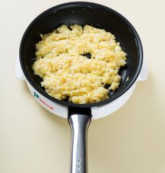 4. ②의 밥을 넣어 2분 정도 볶은후 소금, 후추가루로 간을 한다.