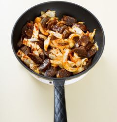 4. 순대와 양념장을 넣어 3분 정도 볶다가 풋고추, 홍고추, 대파를 넣어 살짝 볶은 다음 깻잎을 넣고 가볍게 섞어 통깨를 뿌린다.