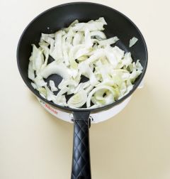 3. 팬에 식용유를 두르고 양배추와 양파를 넣어 1분 정도 불에 볶는다.