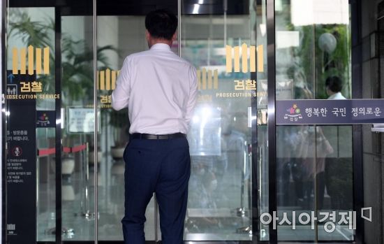 윤석열 검찰총장이 이른바 '검언유착' 의혹 사건에 대한 추미애 법무부 장관의 수사지휘를 수용할지 여부가 3일 결정될 것으로 보인다. 대검찰청은 이날 오전과 오후 각각 전국 고검장과 검사장 회의를 잇따라 열고 추 장관의 수사지휘 수용 여부 등에 대해 논의한다. 사진은 이날 대검 청사로 들어서는 검찰 관계자들의 모습./김현민 기자 kimhyun81@