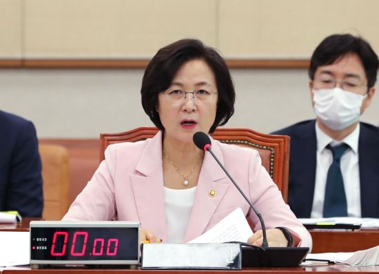 추미애 법무부 장관이 지난 1일 오후 국회 법제사법위원회 전체회의에서 의원들 질의에 답하고 있다. / 사진=연합뉴스