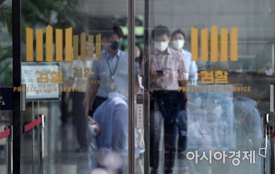 윤석열 검찰총장이 이른바 '검언유착' 의혹 사건에 대한 추미애 법무부 장관의 수사지휘를 수용할지 여부가 3일 결정될 것으로 보인다. 대검찰청은 이날 오전과 오후 각각 전국 고검장과 검사장 회의를 잇따라 열고 추 장관의 수사지휘 수용 여부 등에 대해 논의한다. 사진은 이날 대검 청사를 드나드는 검찰 관계자들의 모습./김현민 기자 kimhyun81@