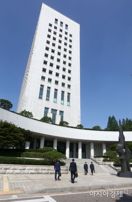 윤석열 검찰총장이 이른바 '검언유착' 의혹 사건에 대한 추미애 법무부 장관의 수사지휘를 수용할지 여부가 3일 결정될 것으로 보인다. 대검찰청은 이날 오전과 오후 각각 전국 고검장과 검사장 회의를 잇따라 열고 추 장관의 수사지휘 수용 여부 등에 대해 논의한다. 사진은 이날 대검 청사로 들어서는 검찰 관계자들의 모습./김현민 기자 kimhyun81@