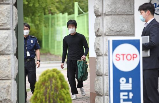 세계 최대 아동 성 착취물 사이트 '웰컴 투 비디오' 운영자인 손정우가 6일 오후 법원의 미국 송환 불허 결정으로 석방되어 경기도 의왕 서울구치소를 나서고 있다/사진=연합뉴스