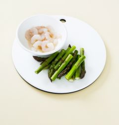 1. 아스파라거스는 먹기 좋게 자른다. 새우는 등 쪽에 칼집을 넣어 소금을 약간 뿌려서 올리브오일 1을 두르고 앞뒤로 노릇노릇하게 굽는다. (Tip 아스파라거스대신 브로컬리를 사용해도 좋다.)