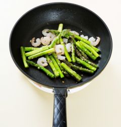 3. 프라이팬에 올리브오일을 두르고 아스파라거스와 새우를 넣어 1분 정도 볶는다. 다진 마늘과 다진 생강을 넣고 살짝 볶아 소금으로 간을 한다.