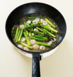 4. 아스파라거스볶음에 레몬 소스를 넣고 소스가 걸쭉해 질 때까지 볶는다.