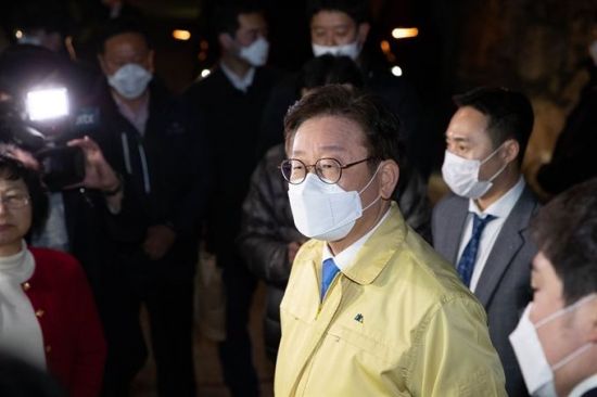 지난 3월2일 오후 경기 가평군 신천지 연수원인 ‘평화의 궁전’에 이재명 경기지사가 도착하고 있다. [이미지출처=연합뉴스]