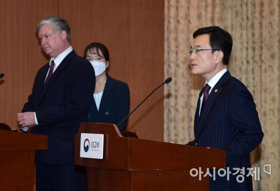 조세영 외교부 1차관과 스티븐 비건 미국 국무부 부장관 겸 대북특별대표가 8일 오전 서울 외교부 청사에서 제8차 한미 외교차관 전략회의를 마친 뒤 기자회견을 하고 있다./사진공동취재단