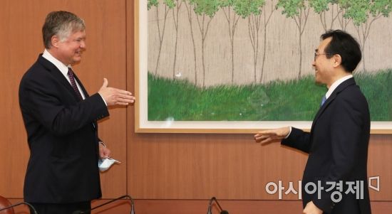 이도훈 한반도평화교섭본부장과 스티븐 비건 미 국무부 부장관 겸 대북정책특별대표가 8일 오전 서울 외교부 청사에서 회동에 앞서 비접촉 악수를 하고 있다./사진공동취재단