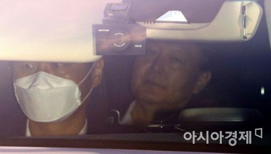 윤석열 검찰총장이 8일 오전 차량을 타고 서울 서초구 대검찰청으로 출근하고 있다. 한편 추미애 법무부 장관은 지난 7일 윤 총장이 검언유착 의혹 사건 수사를 지휘하는 것이 부적절하다는 입장을 다시 한번 강조하며 수사 지휘를 수용을 촉구했다./김현민 기자 kimhyun81@