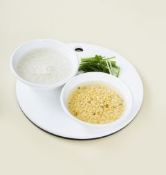 3. 녹두와 찹쌀을 물에 씻어 30분씩 불리고 부추는 3cm 길이로 썬다.