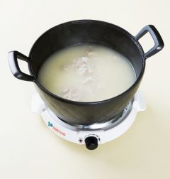 4. 닭 육수 8컵에 녹두와 찹쌀을 넣어 끓이다가 20분 정도 지나 녹두와 찹쌀이 적당히 퍼지면 밑간한 닭살을 넣어 끓인다.
(Tip 닭고기 삶은 육수가 부족하면 물을 더 넣으면 된다.)