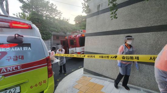 소방당국이 박원순 서울시장 실종 현장 출입을 통제하고 있다./사진=이정윤 기자