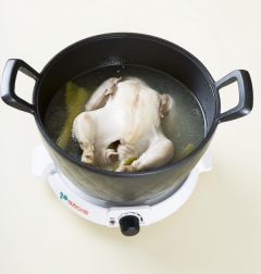 1. 닭은 씻어서 냄비에 넣고 물 8컵을 붓고 닭 삶는 물 재료를 모두 넣어 1시간 정도 푹 끓인다.
(Tip 압력솥을 이용하면 조리 시간도 단축시킬 수 있고 닭도 부드럽게 익는다. 압력솥을 이용할 때는 10분 정도 끓이면 된다.)