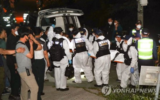 10일 새벽 박원순 서울시장이 숨진 채 발견된 서울 성북구 북악산 숙정문 인근에서 경찰이 박 시장의 시신을 수습해 나오고 있다. [이미지출처=연합뉴스]