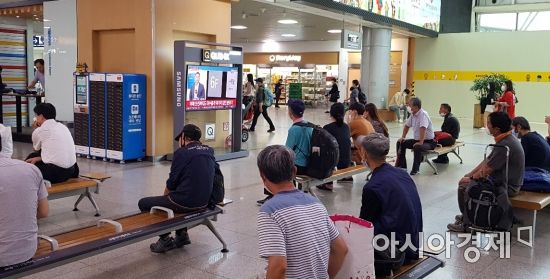 10일 오전 서울역 대합실. 시민들이 대합실에 마련된 대형 텔레비전을 통해 박 시장의 사망 소식을 확인하고 있다. 사진=민준영 인턴기자 mjy7051@asiae.co.kr